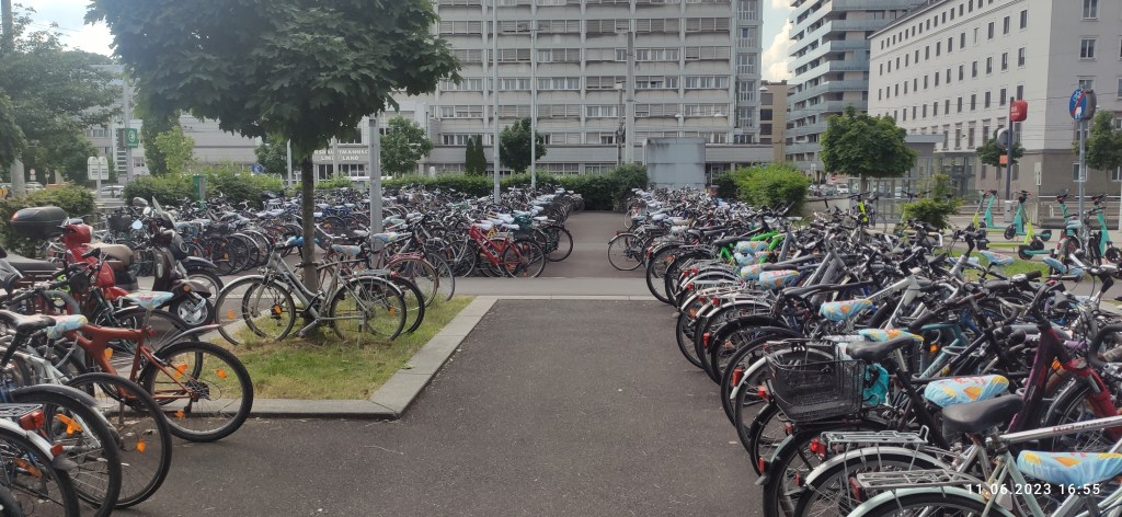 Przed dworcem kolejowym w Linzu.